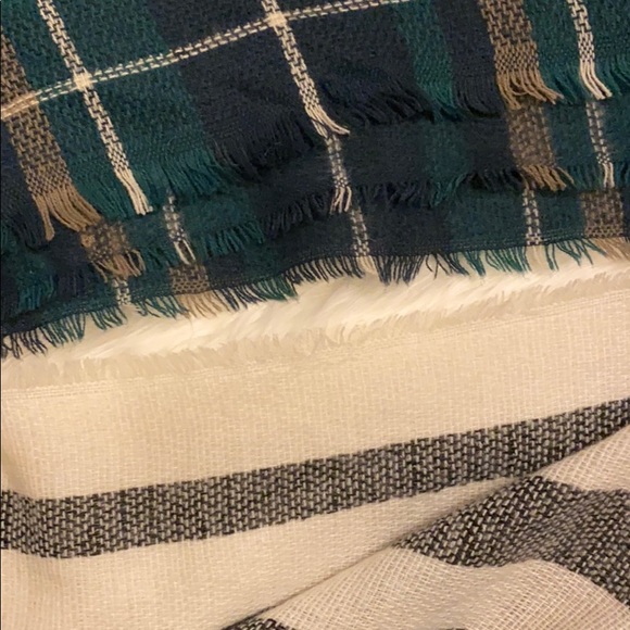 Charlotte Russe plaid blanket scarf bundle - Picture 4 of 4